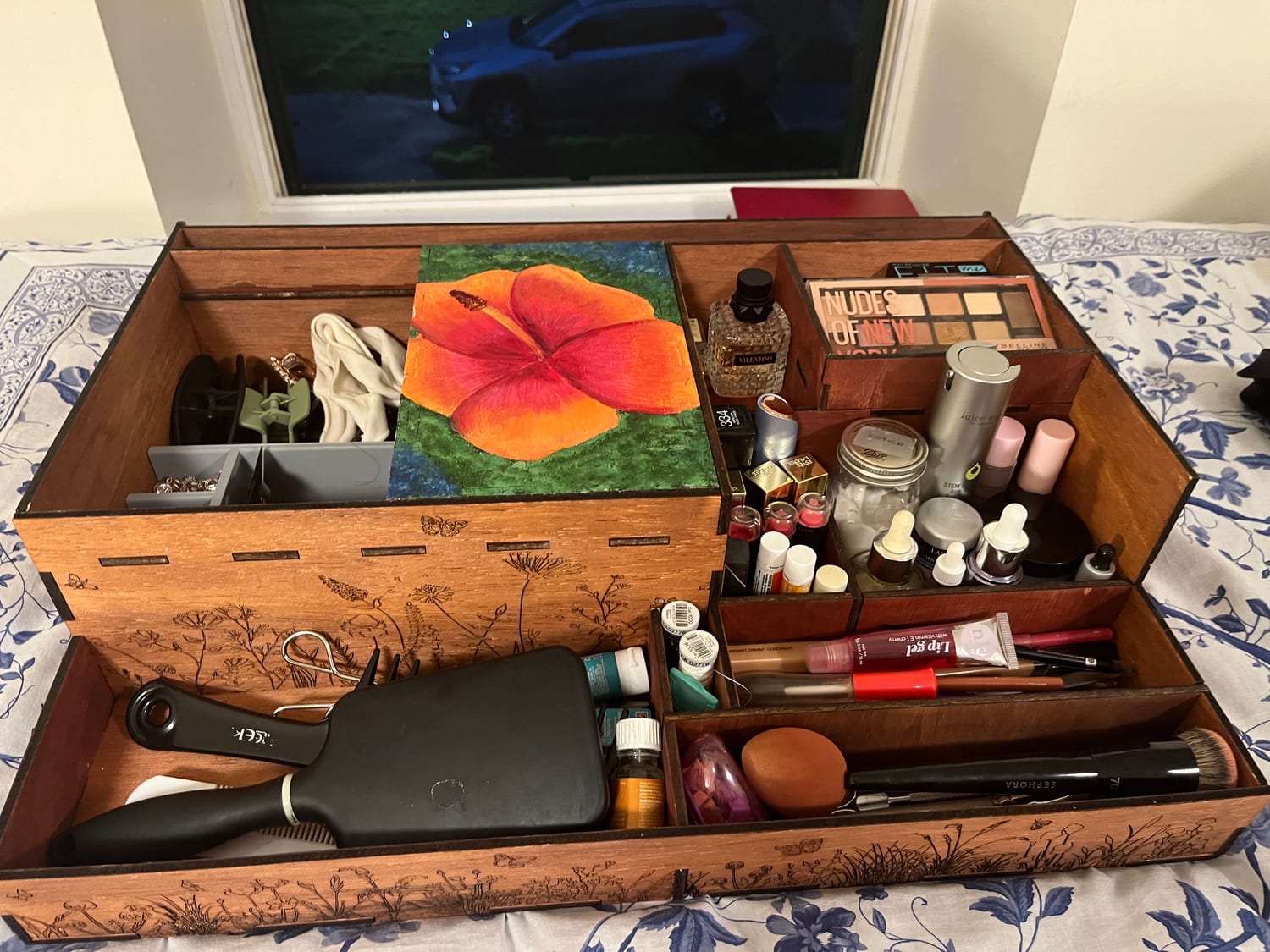 The alternate look with the hand-painted hibiscus panel in place; the grey 3D-printed jewelry dividers sit in the open bay at left.