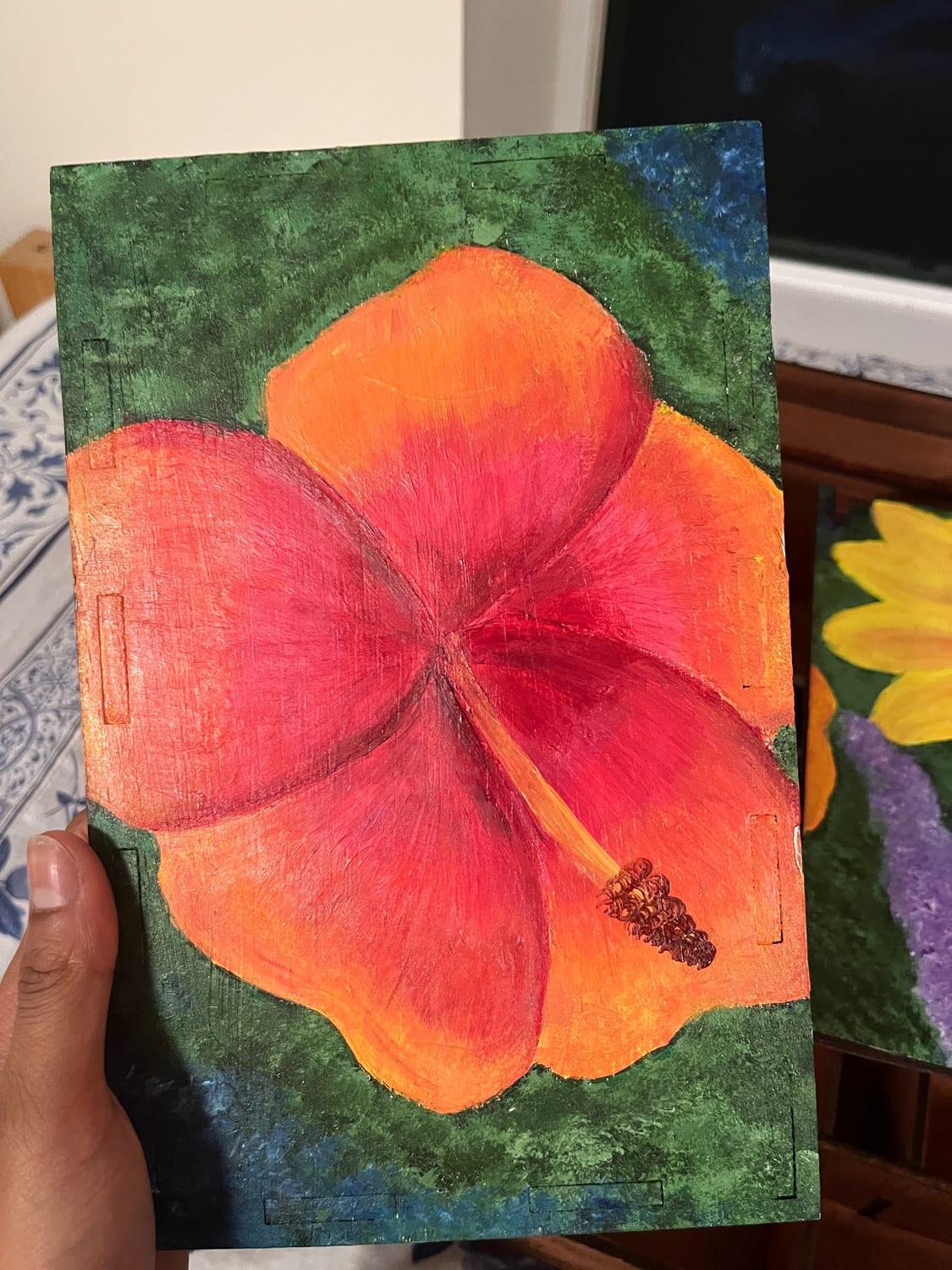 Its companion panel: a red-orange hibiscus on a green ground. The two panels swap in as the organizer's top cover.